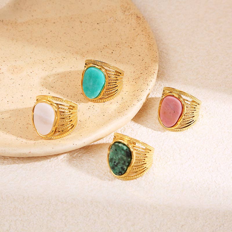 Mehrreihiger, eng anliegender Ring mit goldener Fassung und Stein: Rosa