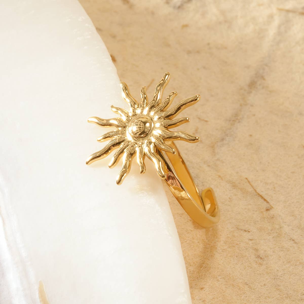 Feiner verstellbarer goldener Ring mit strahlendem Sonnenmotiv