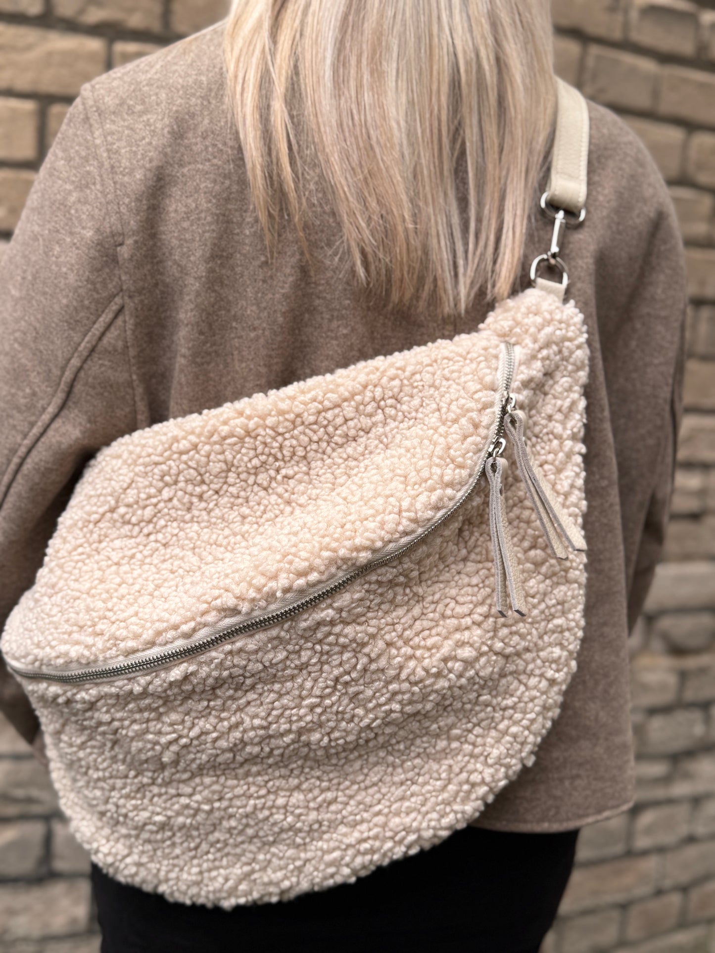 Oversized Teddy-Bauchtasche in Beige – Kuschelig & Stylisch