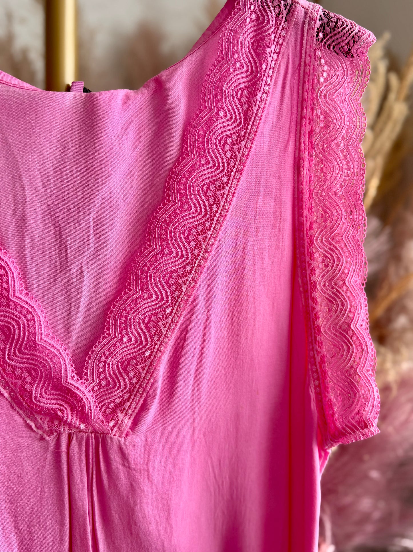 Bluse „Lace Vibes“ – Sommer Top mit Spitzendetails & V-Ausschnitt (Pink & Neon Lime)