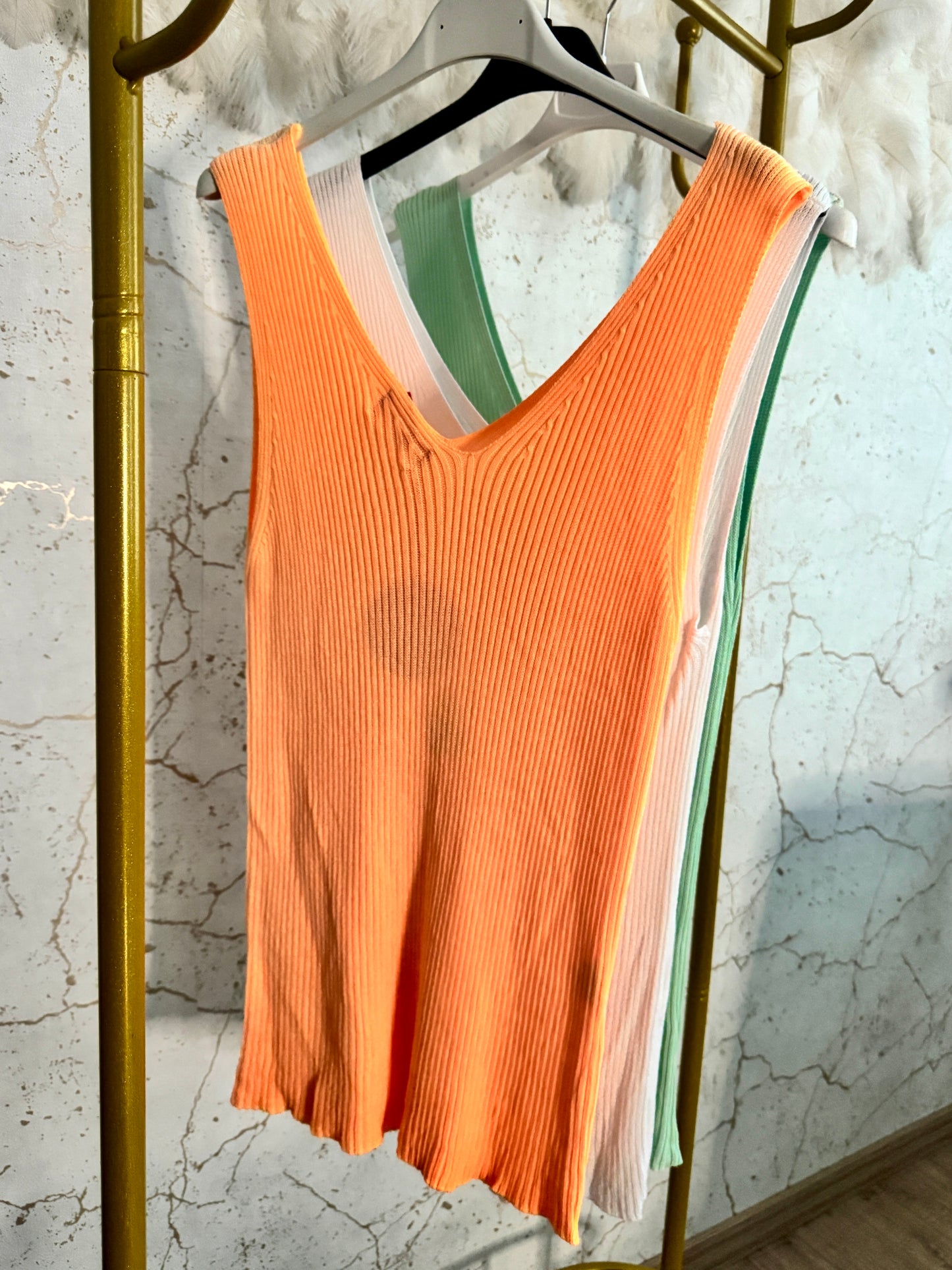 Rippstrick Top mit V-Ausschnitt – in Mint, Apricot & Weiß