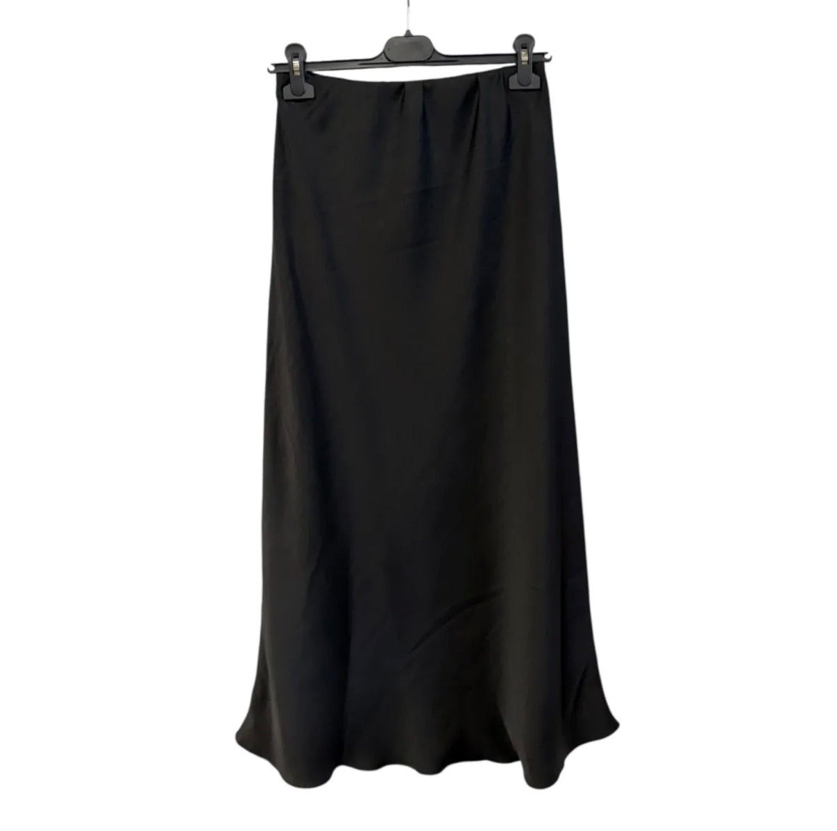 Silky Shape Midi Rock – fließender Satin Look Rock in Schwarz | minimalistischer Basic Trendrock