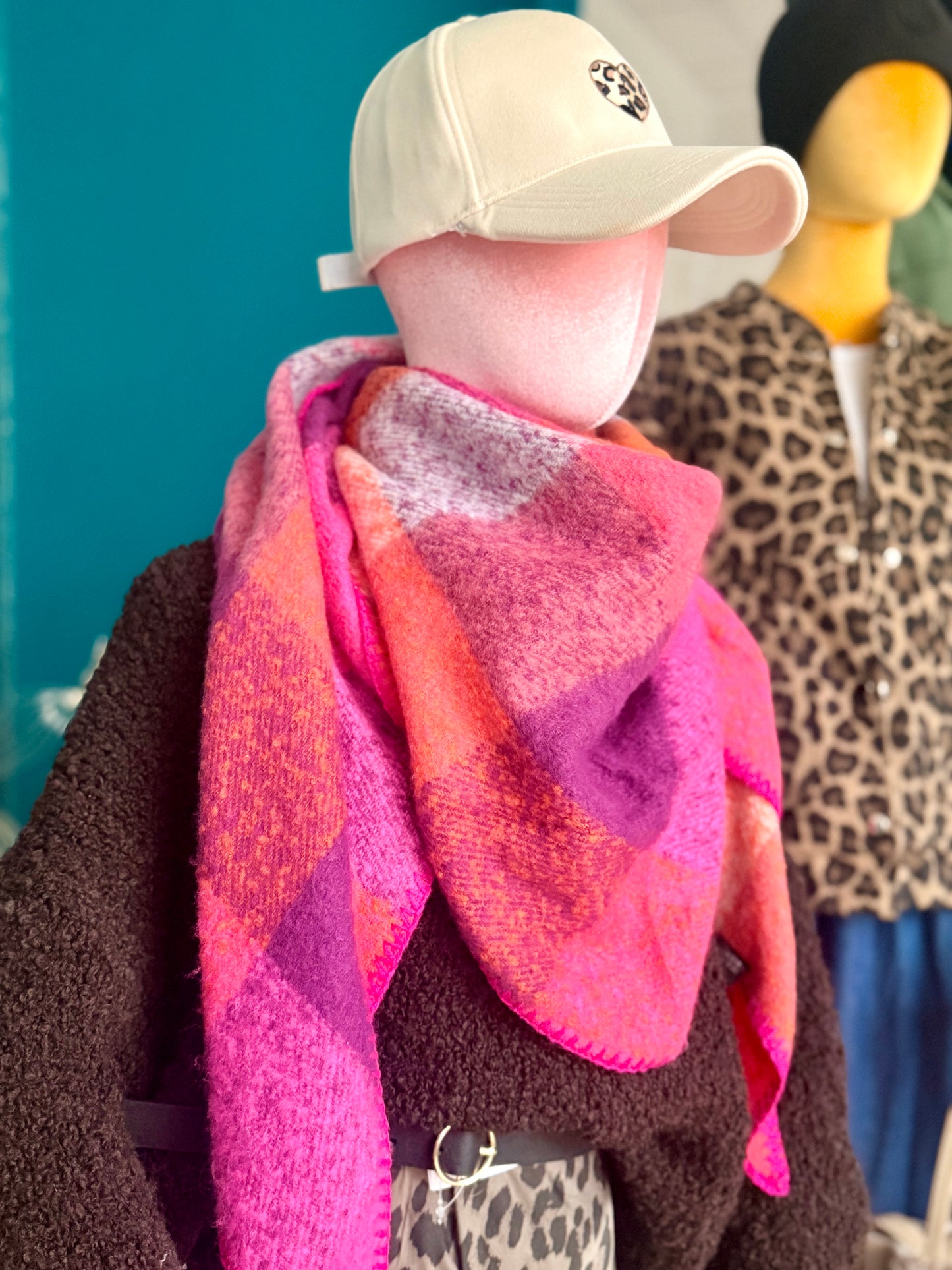 Kuschelschal „Berry Crush“ – Dreieckstuch in Pink-Orange-Rot