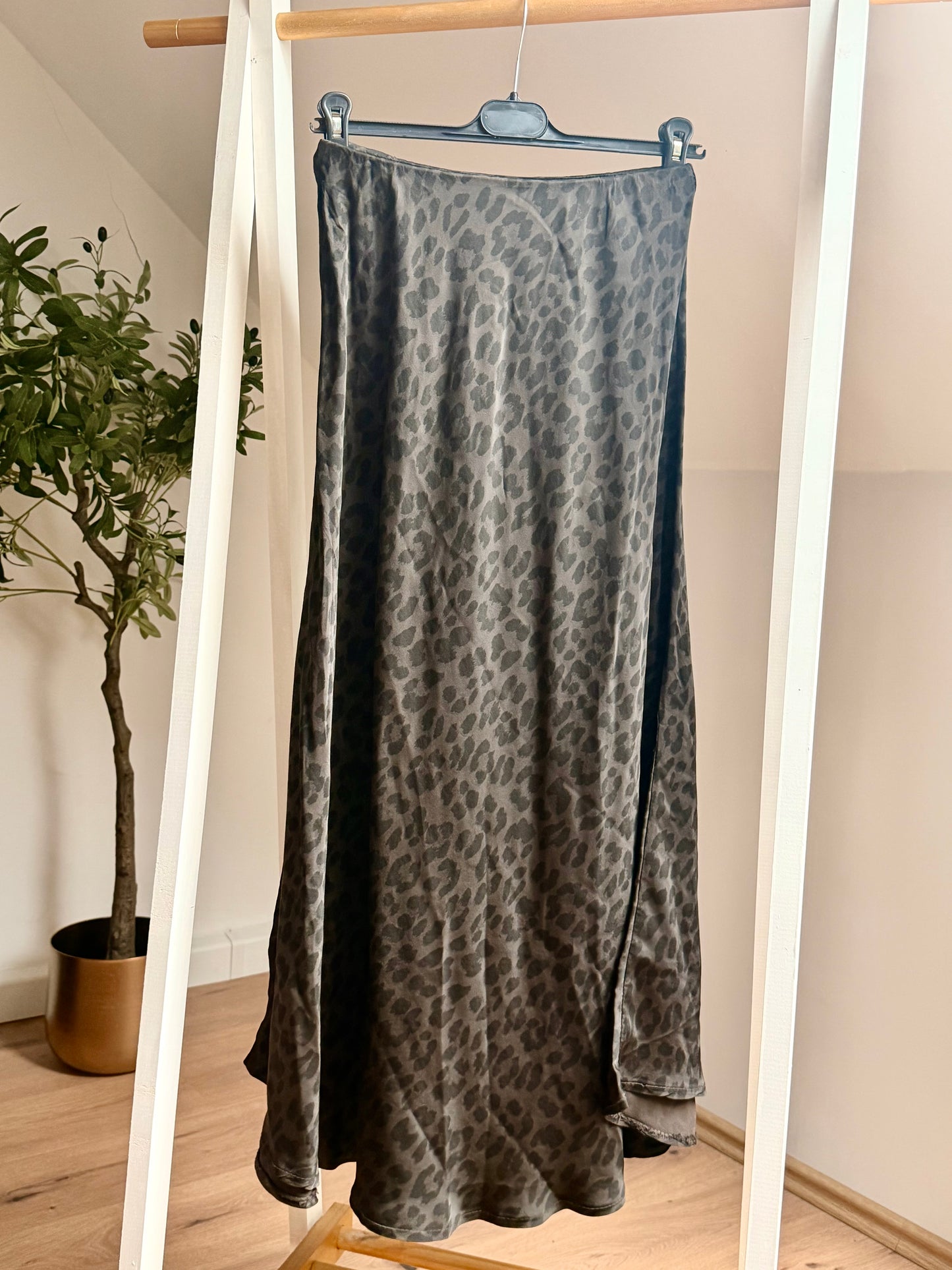 Satin-Midirock im Leo-Print – in drei Farben