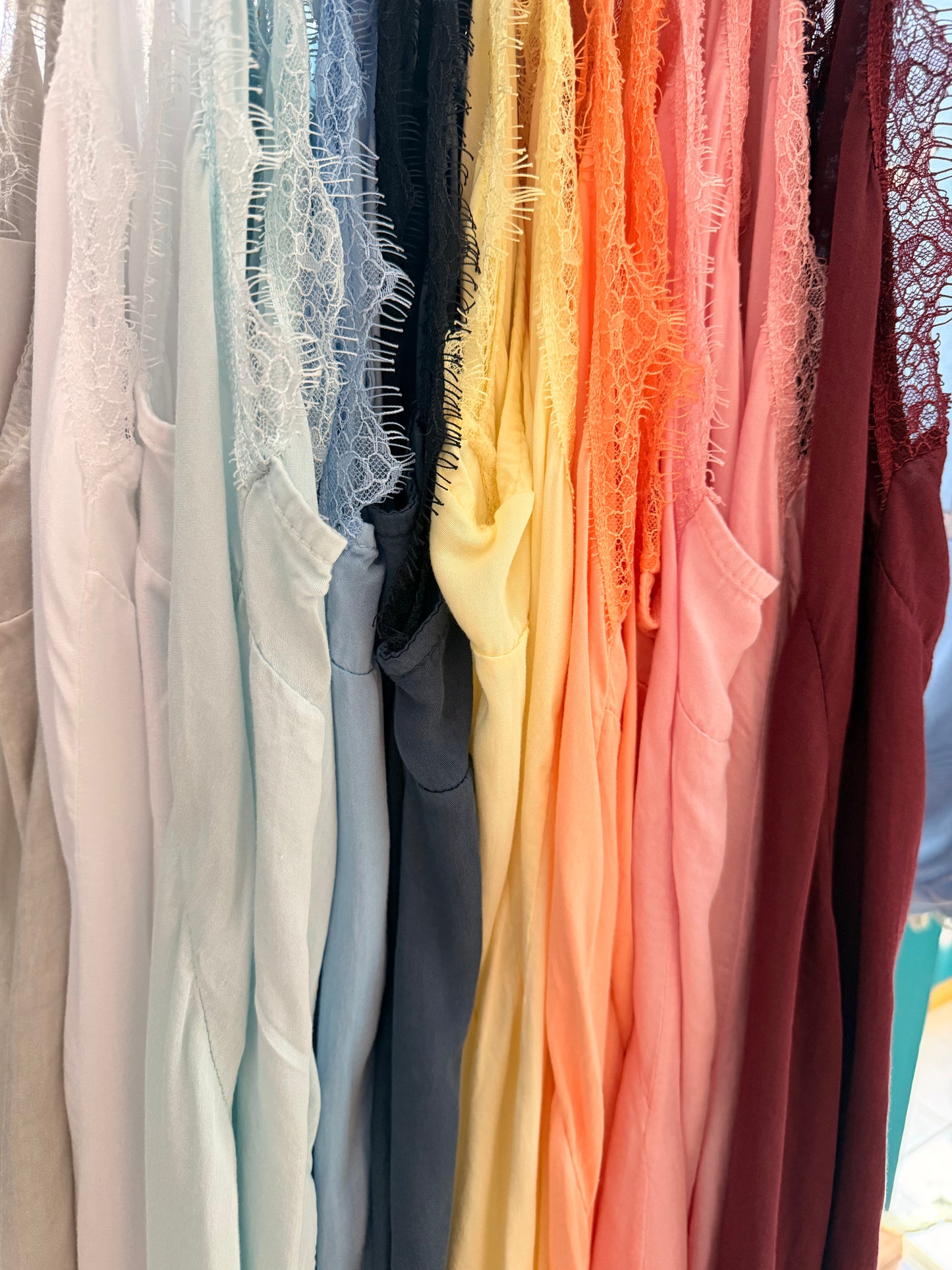 Fließendes Spaghettiträger Top mit Spitze