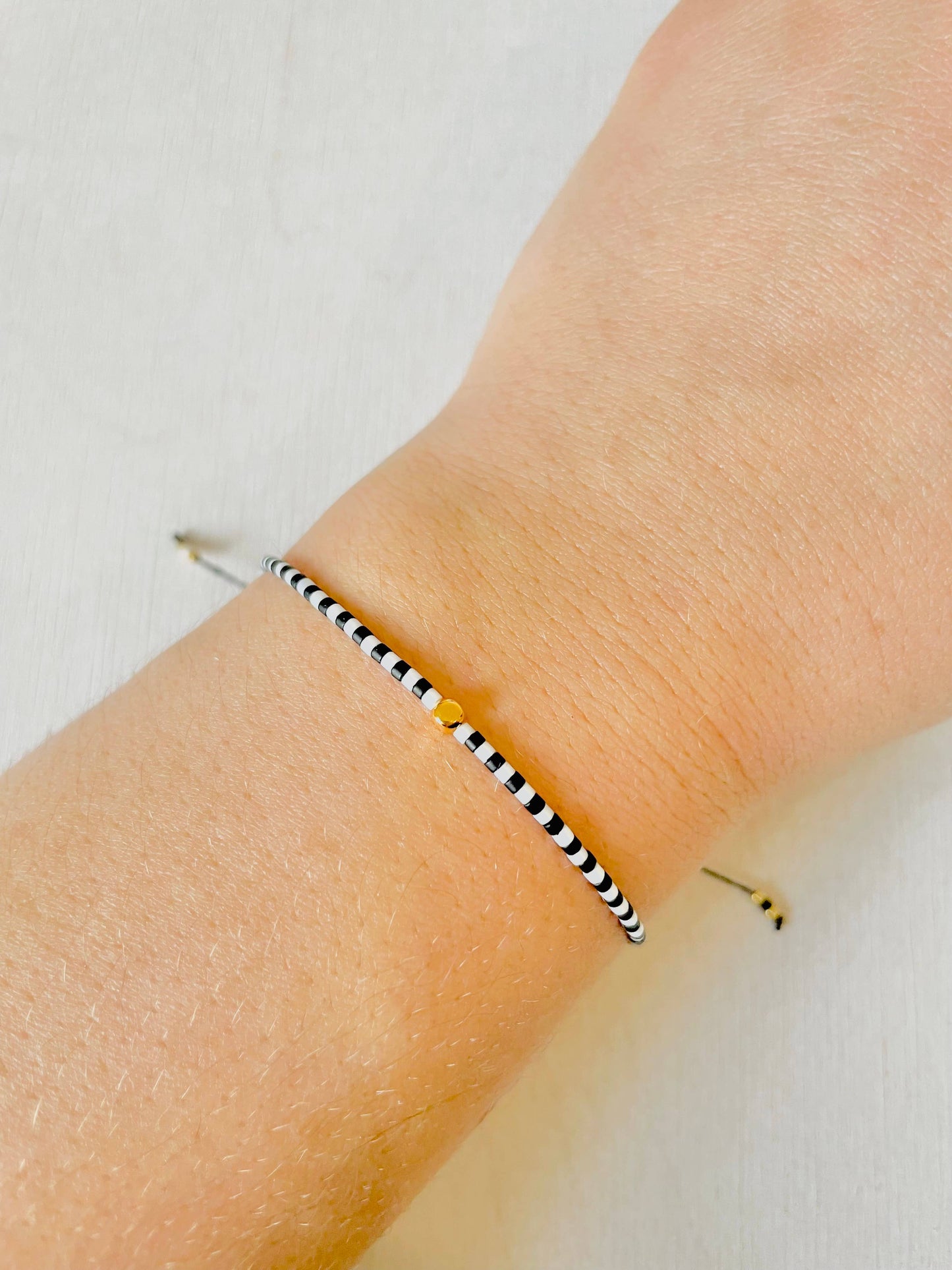 Verstellbares Miyuki-Perlenarmband aus Nylon mit Rocaille-Perlen