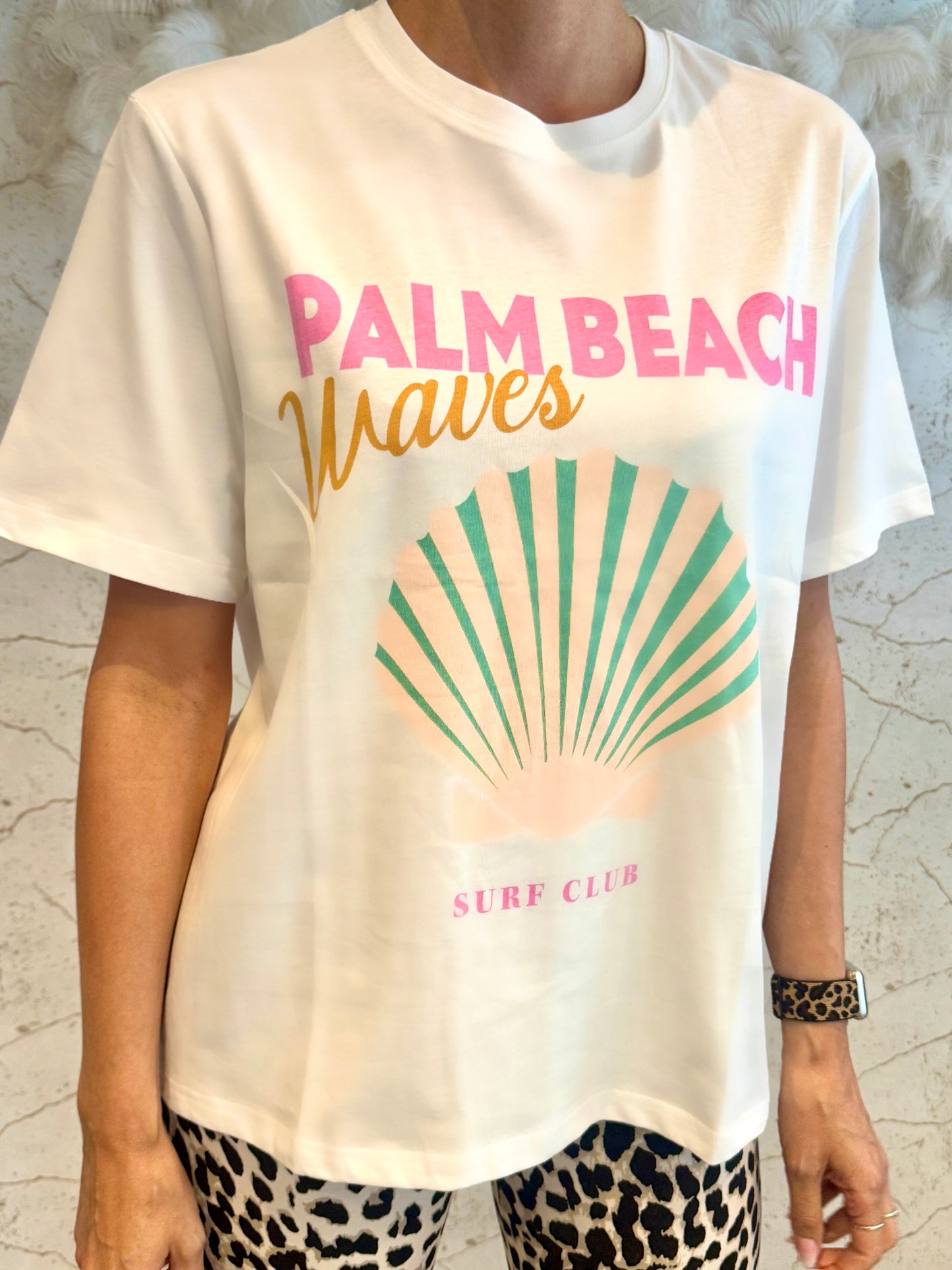 T-Shirt mit Muschelmotiv – Weißes Sommer-Shirt im Coastal Style | Baumwoll-Mix
