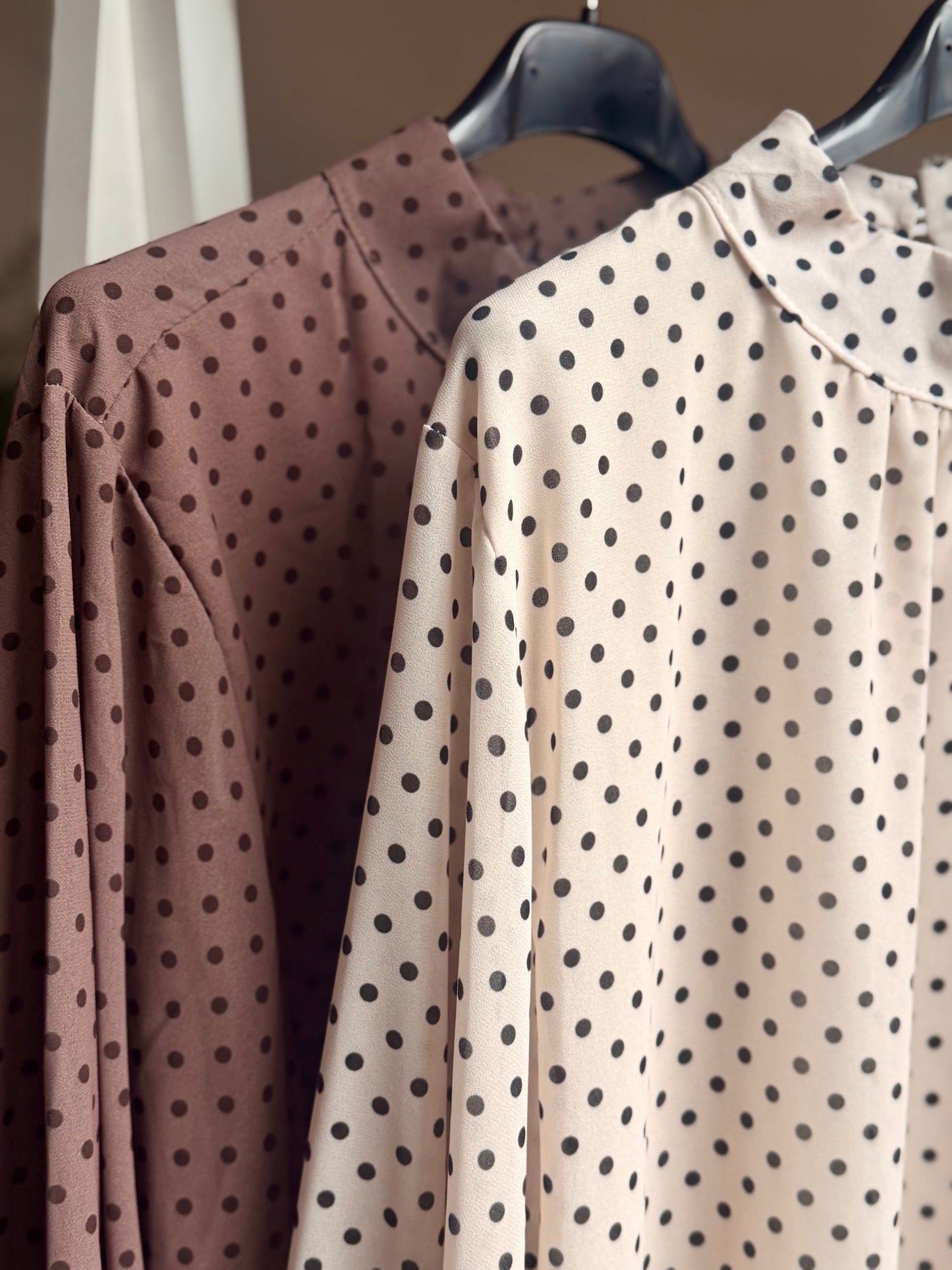 Elegante Polka-Dot Bluse mit Stehkragen – Luftig, feminin & figurumspielen