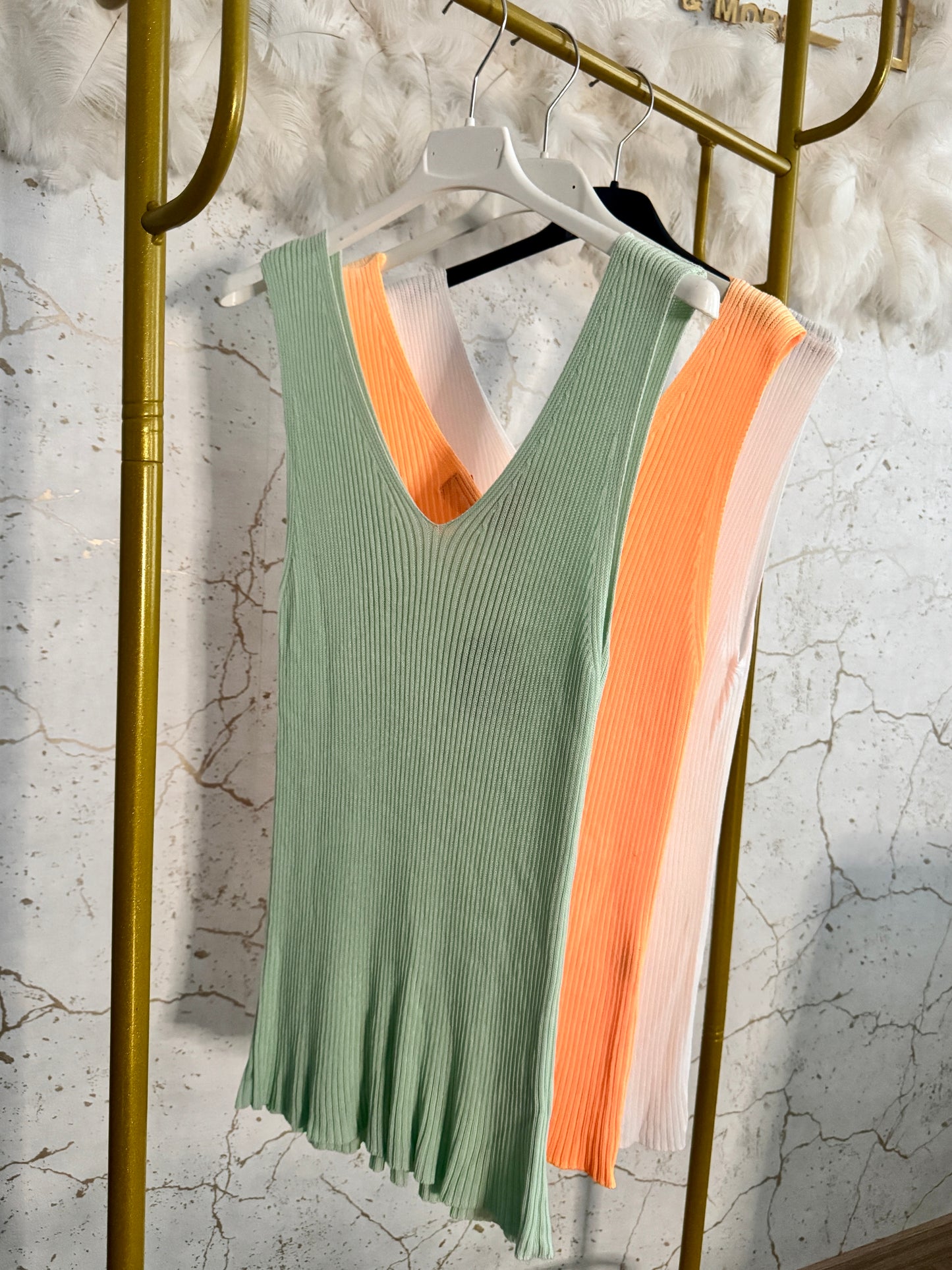 Rippstrick Top mit V-Ausschnitt – in Mint, Apricot & Weiß