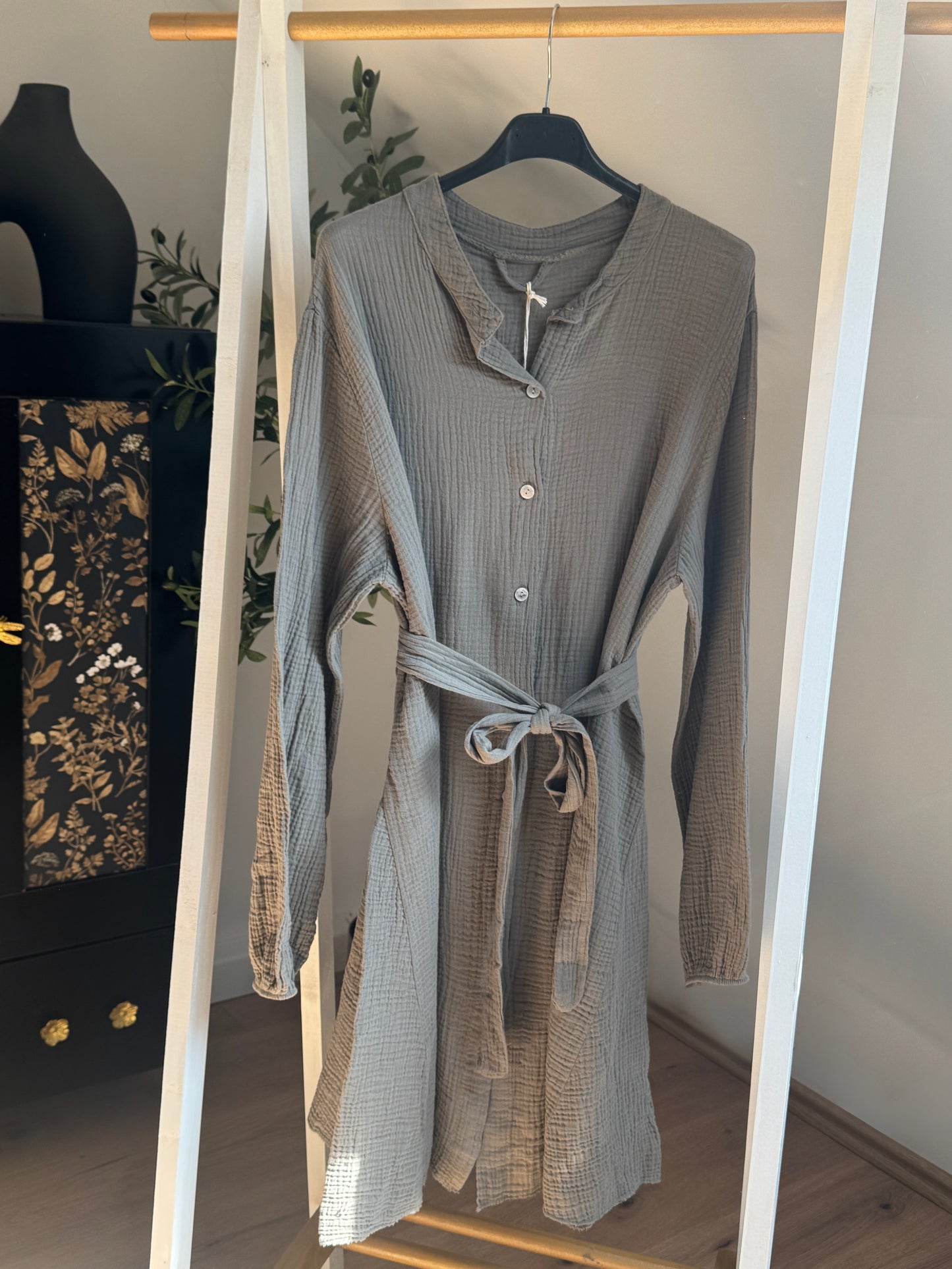 Kleid aus Musselin – Taupe