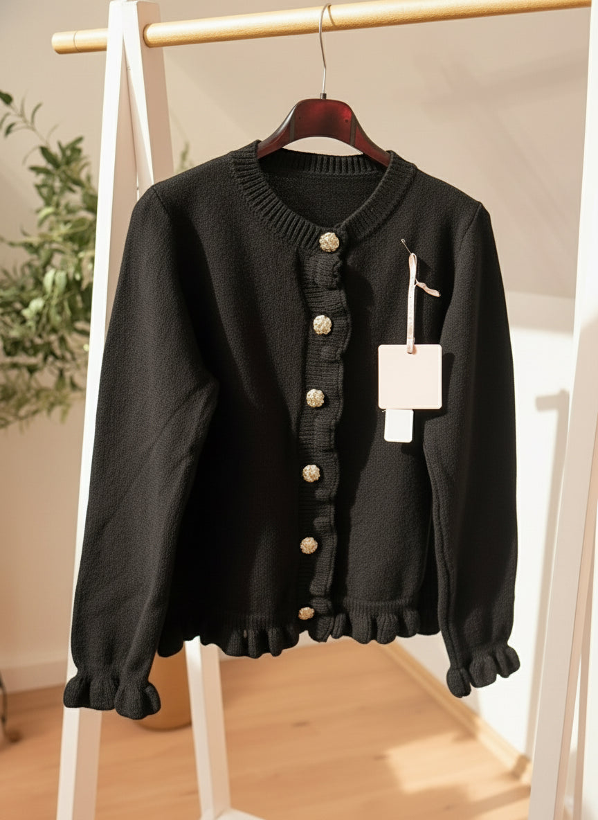 Elegant Knit Cardigan – Black Edition mit goldenen Knöpfen