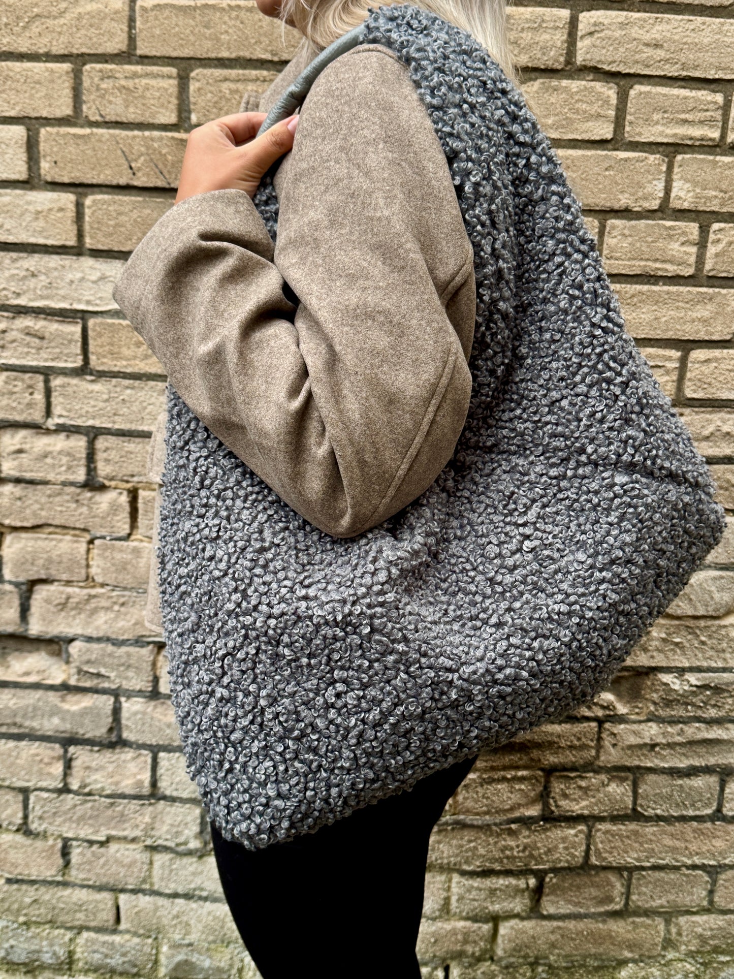 Teddy Oversize Hobo Bag aus Bouclé in Hellgrau – Stylische Schultertasche mit XL-Volumen