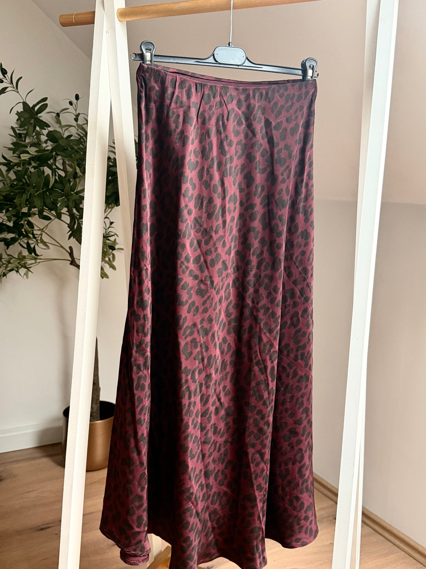 Satin-Midirock im Leo-Print – in drei Farben