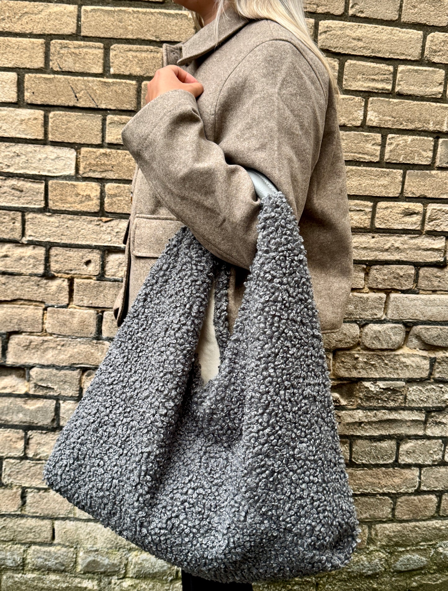 Teddy Oversize Hobo Bag aus Bouclé in Hellgrau – Stylische Schultertasche mit XL-Volumen