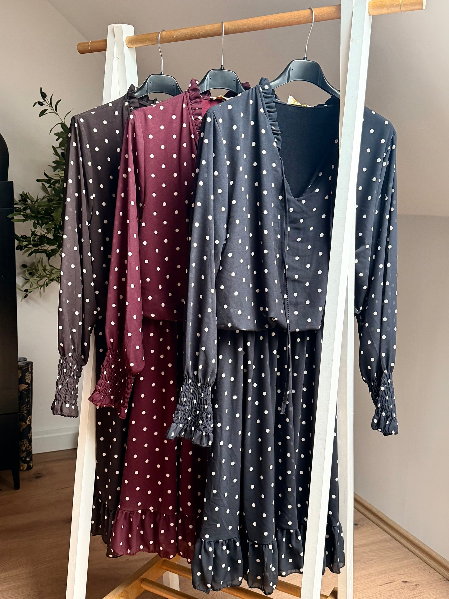 Elegantes Polka-Dot-Kleid mit Rüschen & langen Ärmeln – in drei Farben