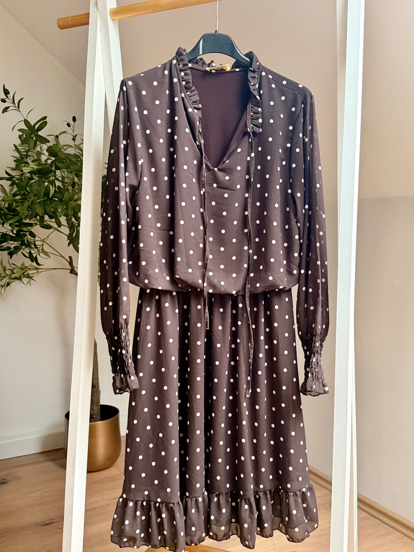 Elegantes Polka-Dot-Kleid mit Rüschen & langen Ärmeln – in drei Farben