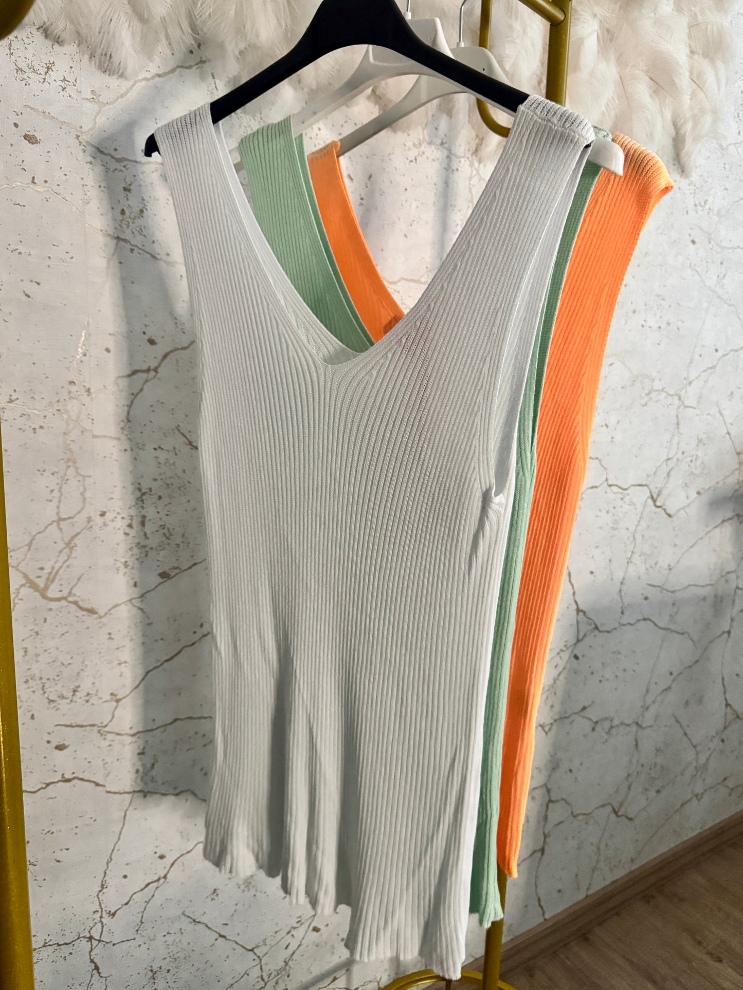 Rippstrick Top mit V-Ausschnitt – in Mint, Apricot & Weiß