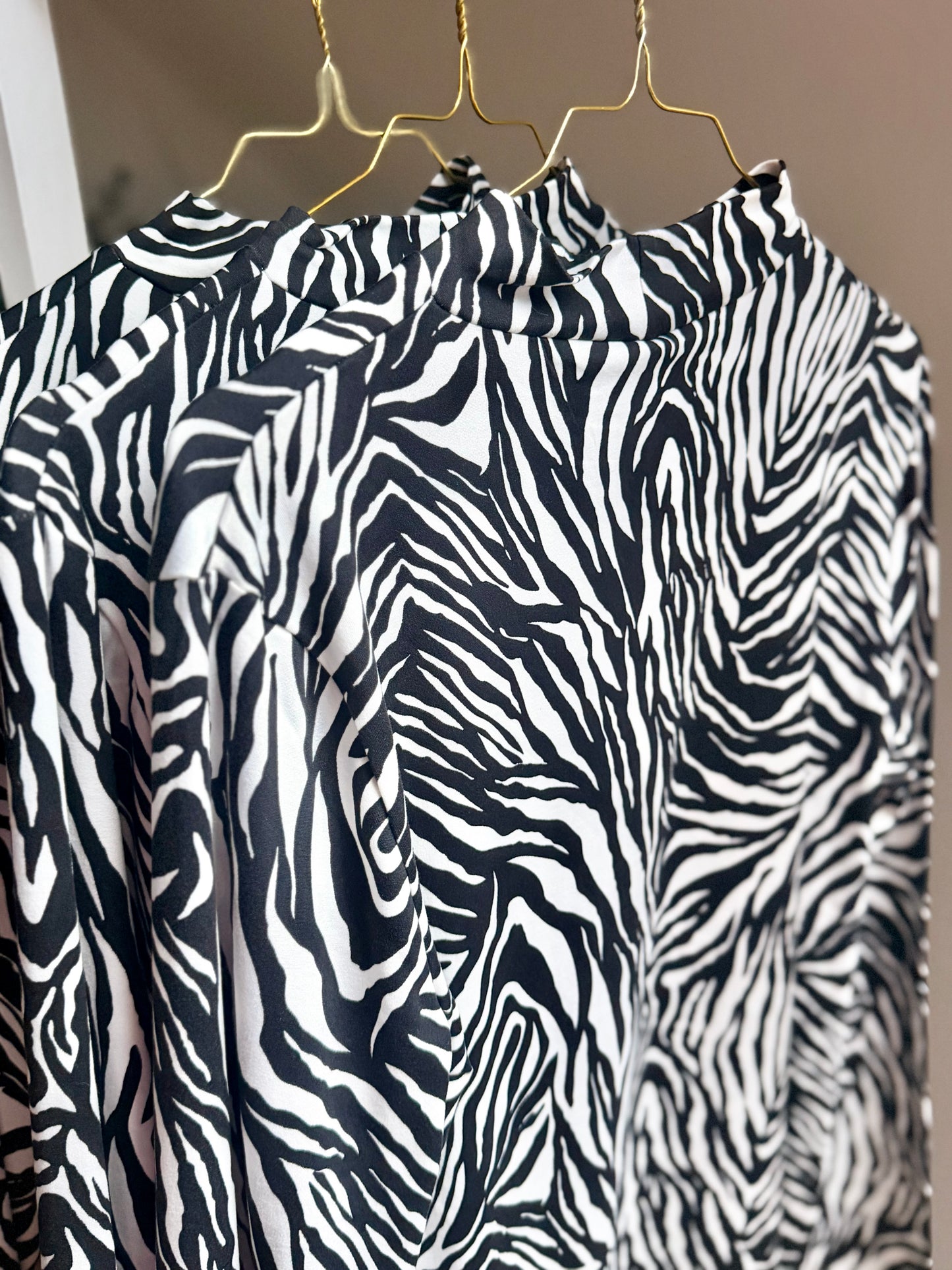 Langarmshirt mit Zebra-Print – Schwarz/Weiß | Stretch Longsleeve Damen