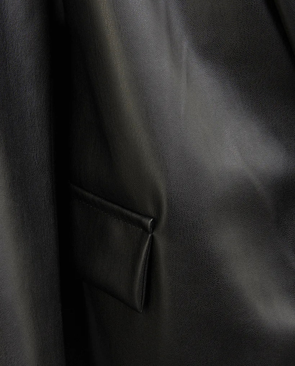 Schwarzer Blazer aus Kunstleder – edgy Eleganz für einen modernen Look