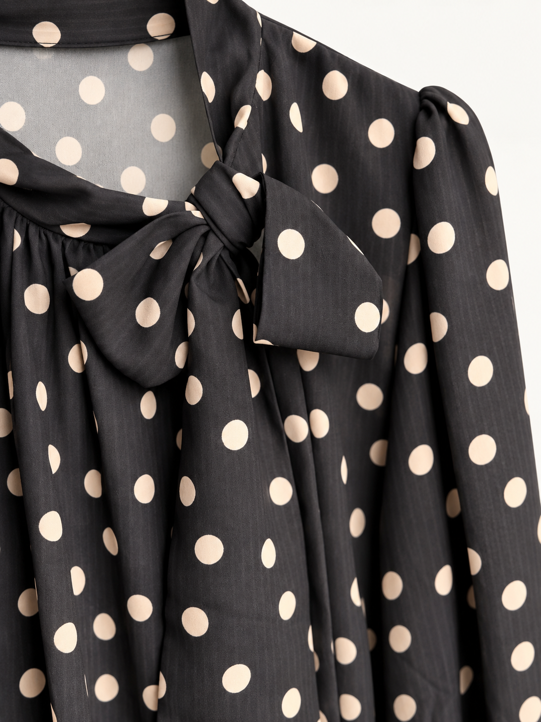 Polka Dot Statement Bluse mit Schleifenkragen und Volantärmeln