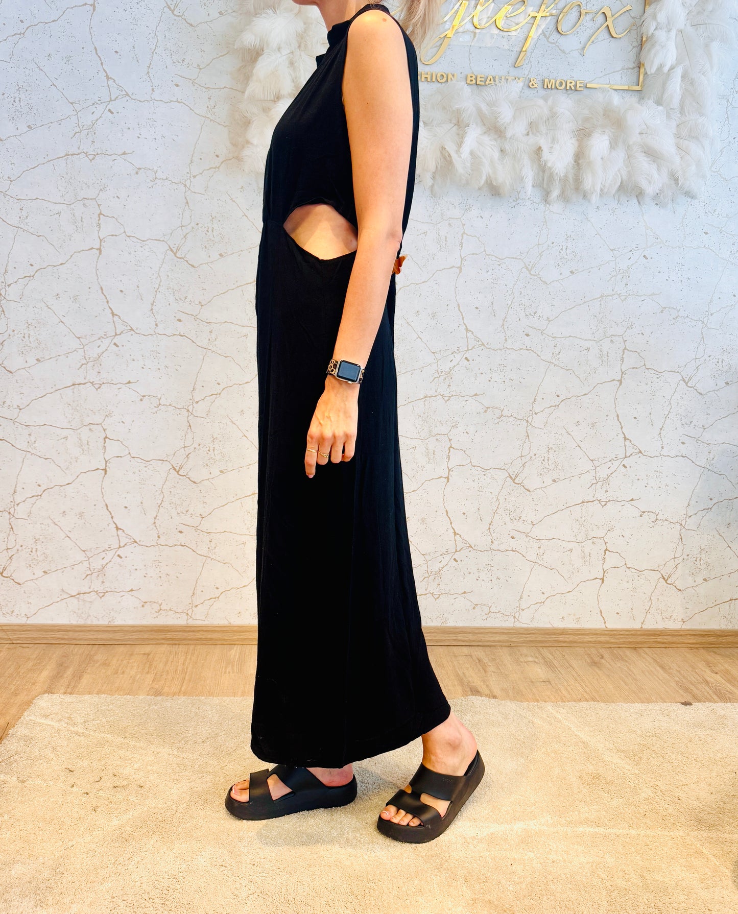 Sleeveless Black Cut-Out Maxi Dress – Sommer-Essential mit Statement-Faktor