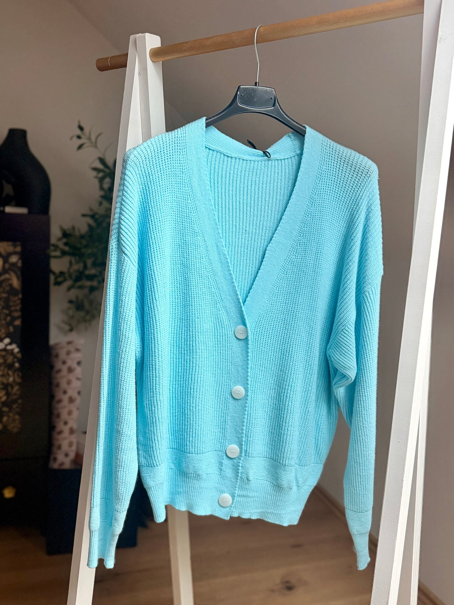 Feine Strickjacke mit V-Ausschnitt – Made in Italy | Leicht & weich