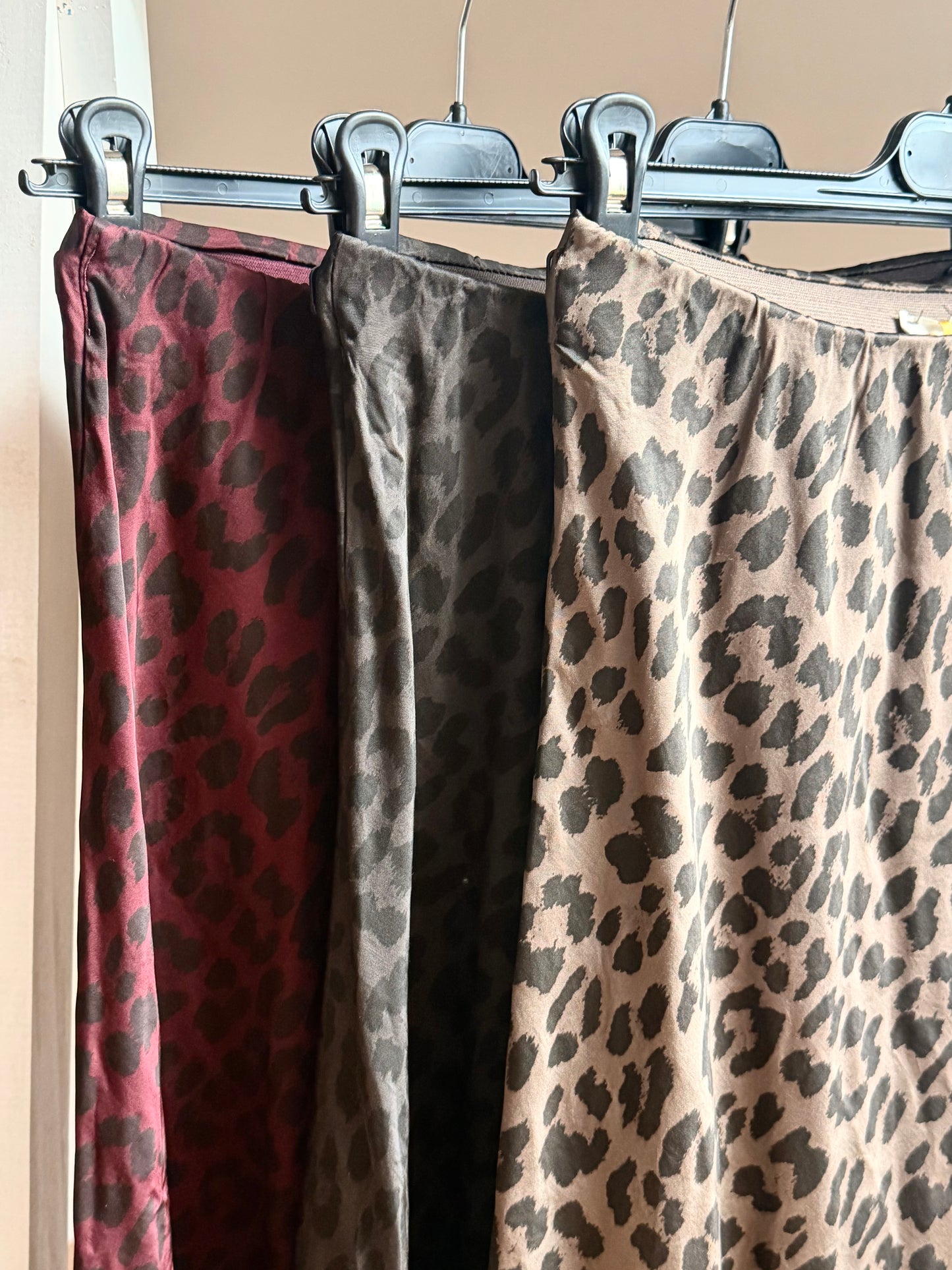 Satin-Midirock im Leo-Print – in drei Farben