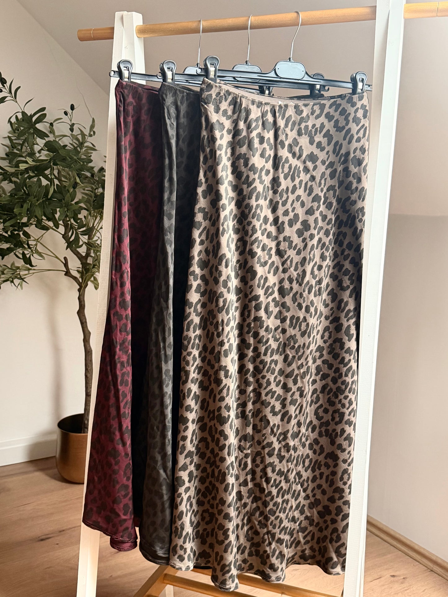 Satin-Midirock im Leo-Print – in drei Farben