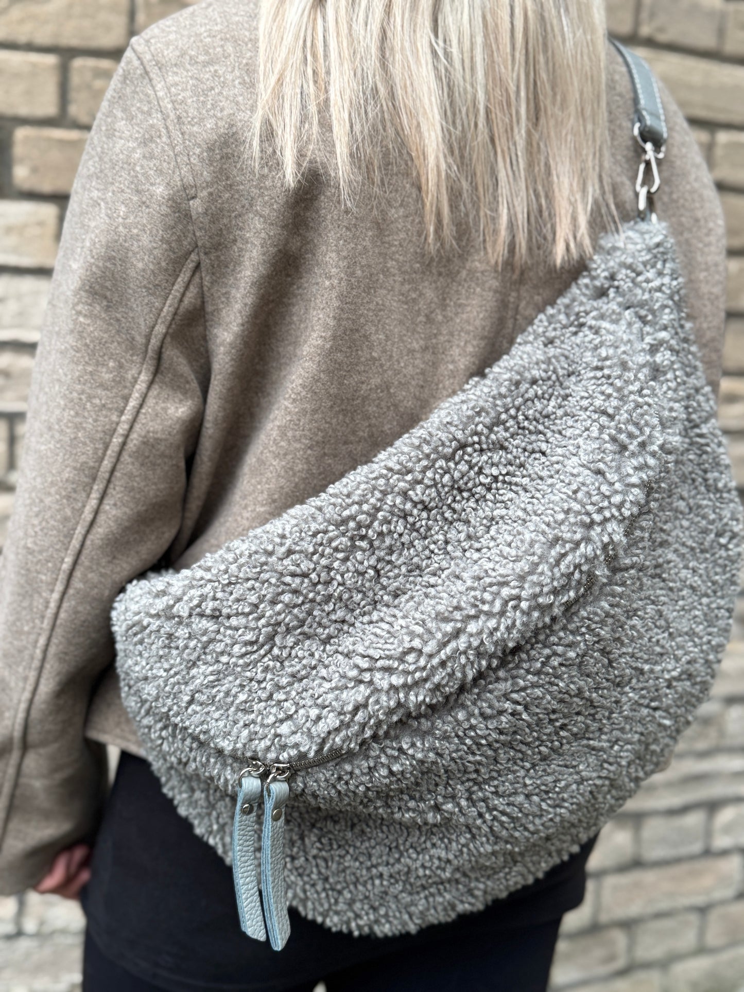 Oversized Teddy-Bauchtasche in Hellgrau – Kuschelig & Stylisch