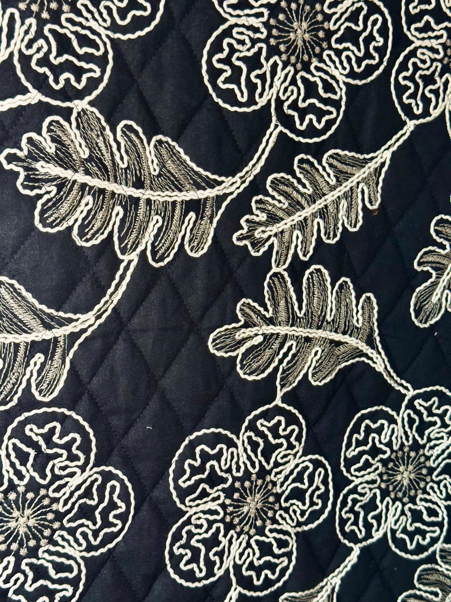 Gestepptes Weste mit Blumenstickerei – Schwarz/Beige