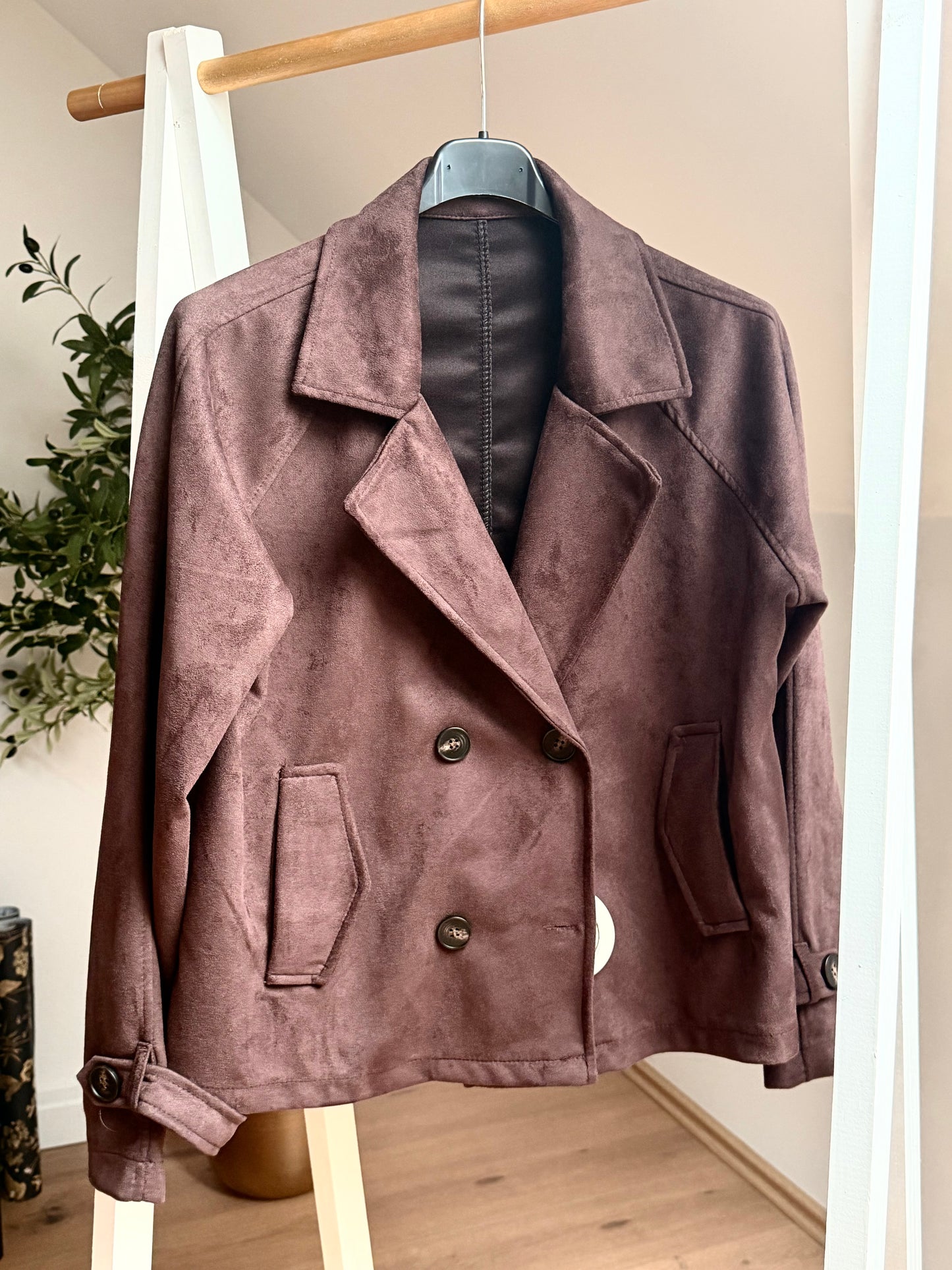 Kurze Wildleder-Optik Jacke mit Knöpfen – in drei Farben