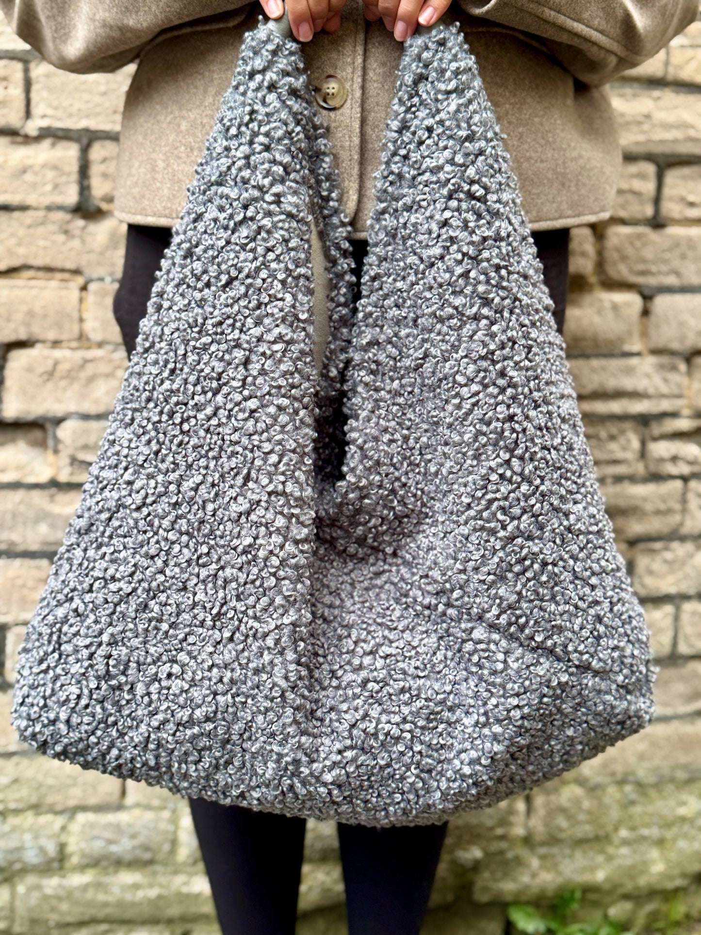 Teddy Oversize Hobo Bag aus Bouclé in Hellgrau – Stylische Schultertasche mit XL-Volumen