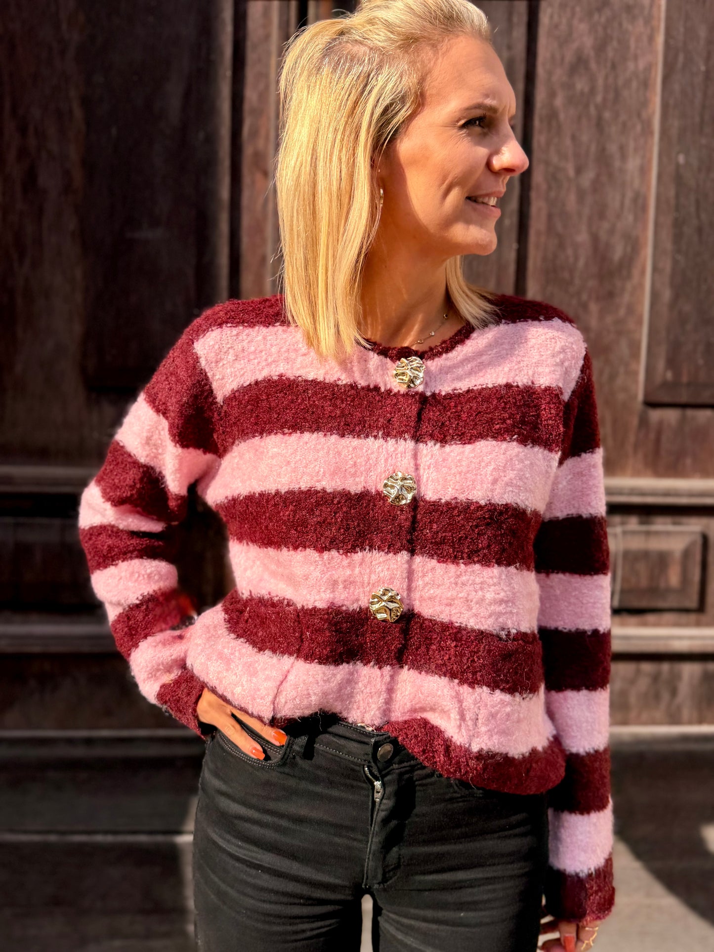 Cardigan „Bold Stripes“ – Pink & Bordeaux mit Goldknöpfen