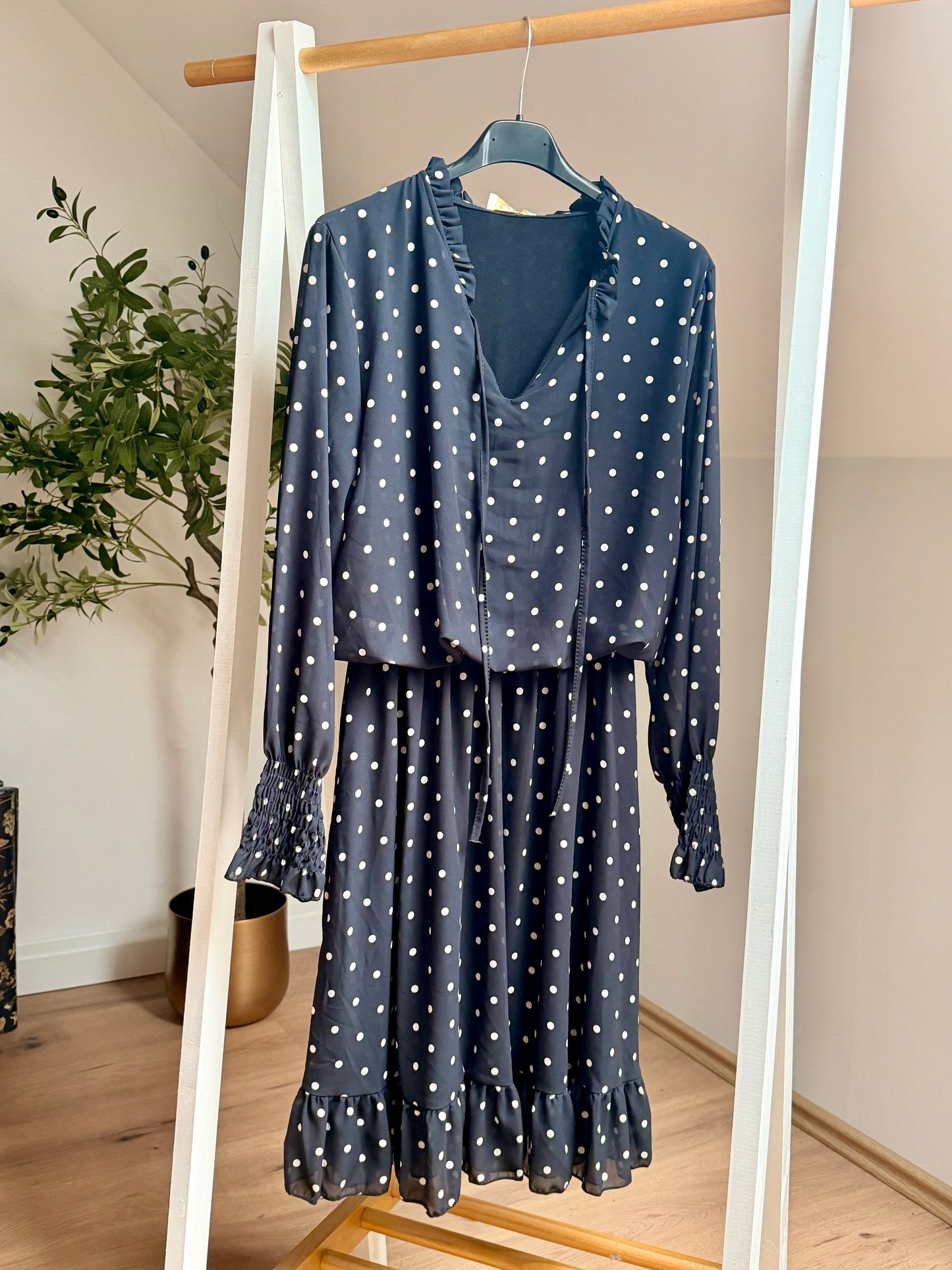 Elegantes Polka-Dot-Kleid mit Rüschen & langen Ärmeln – in drei Farben