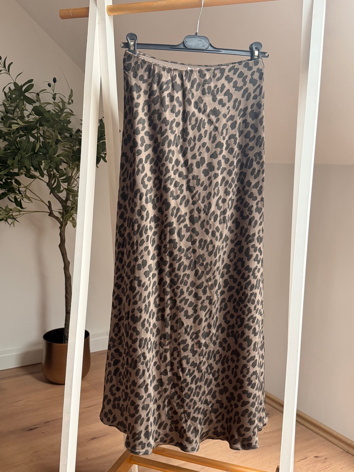 Satin-Midirock im Leo-Print – in drei Farben