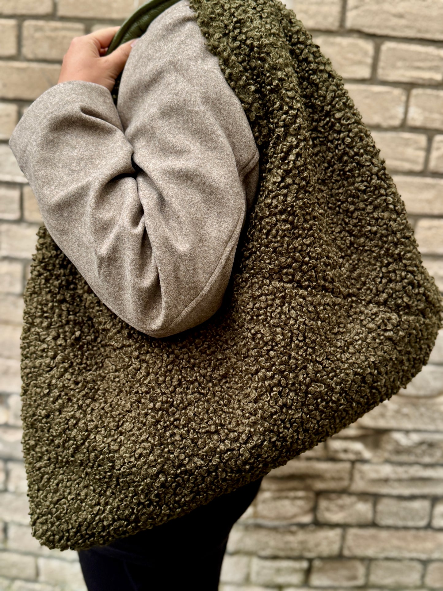 Teddy Oversize Hobo Bag aus Bouclé in Olivegrün – Stylische Schultertasche mit XL-Volumen