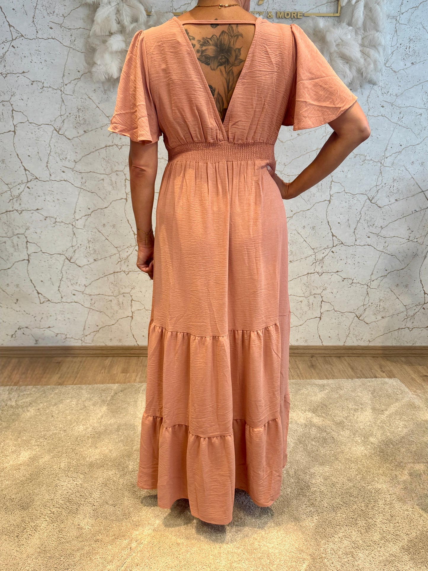 Boho Maxikleid mit V-Ausschnitt – fließendes Sommerkleid in Altrosa | Kurzarm & Stufendesign