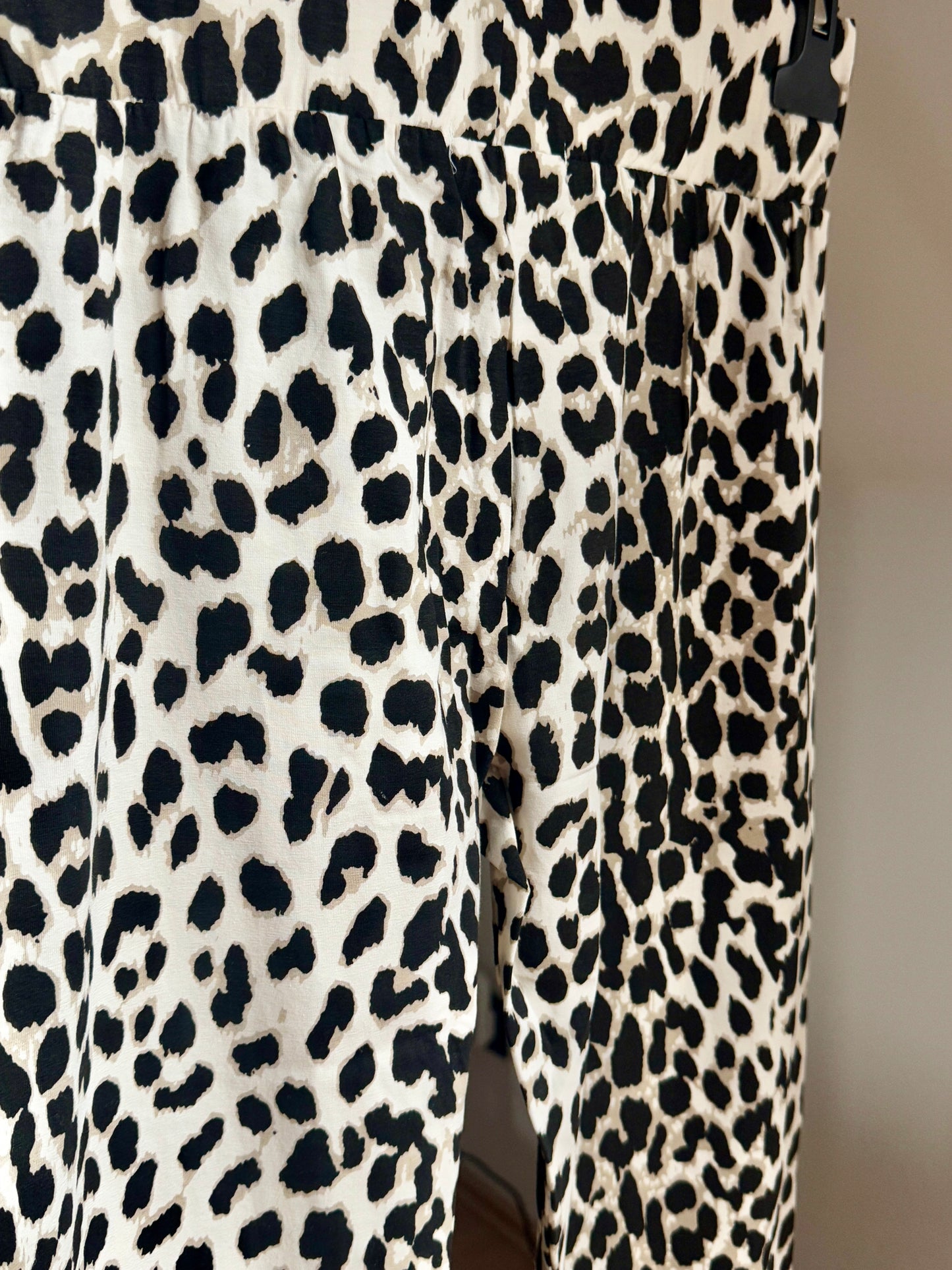 Wild Chic: High Waist Leggings im Leo-Look