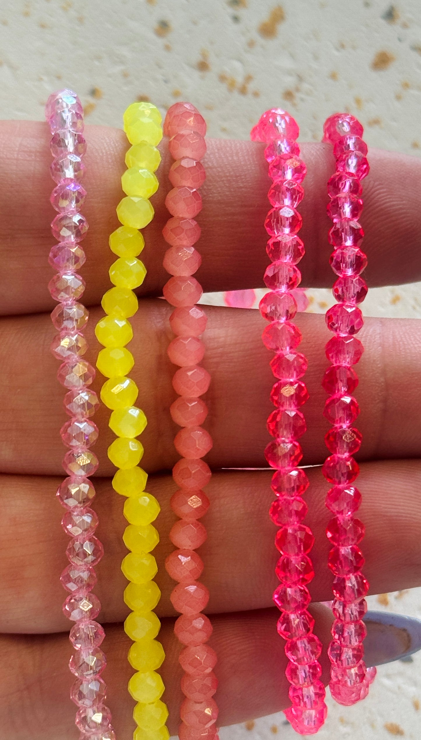 Perlenarmband mit kleinem silbernen Charm