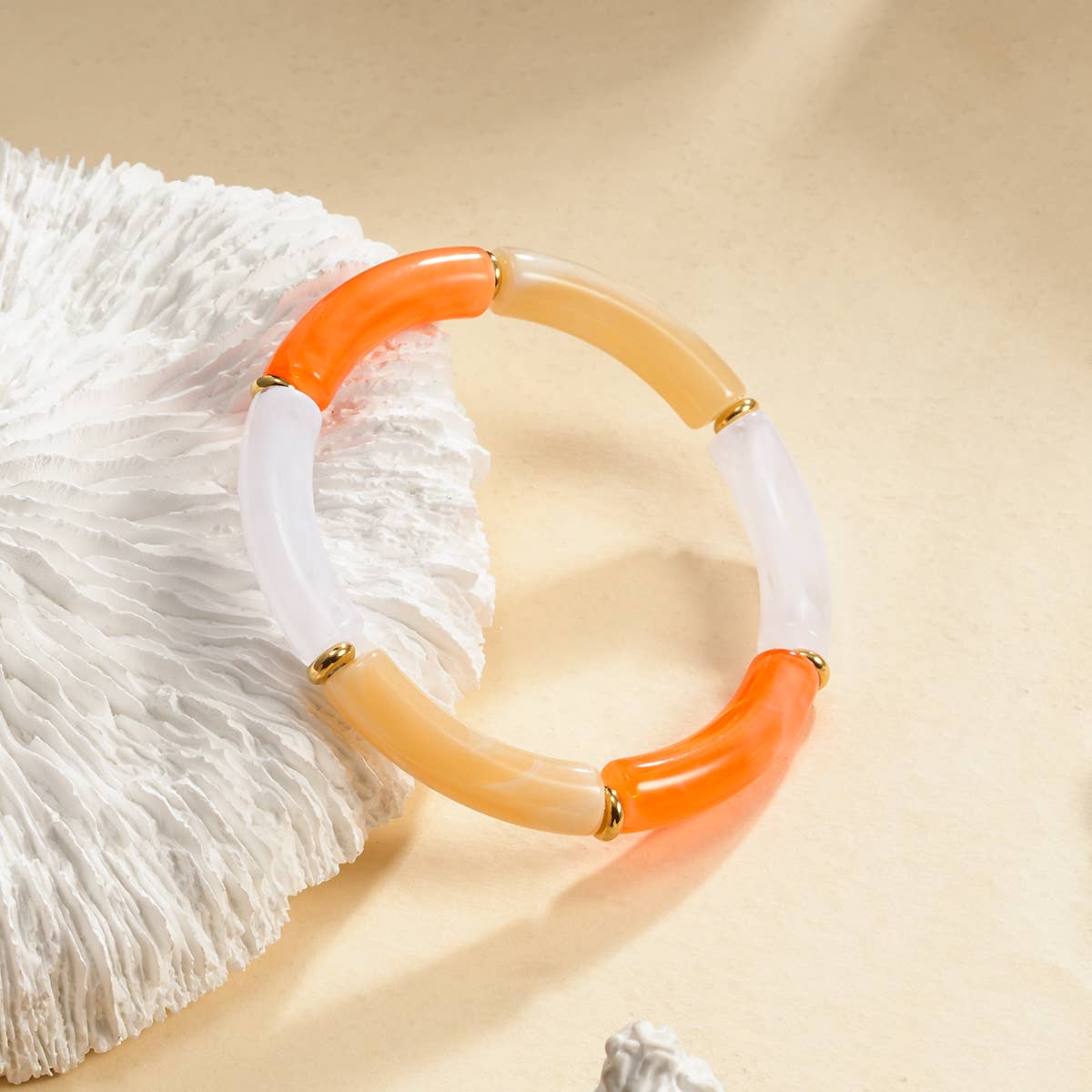Elastisches Armband aus dreifarbigem Harz in Beige