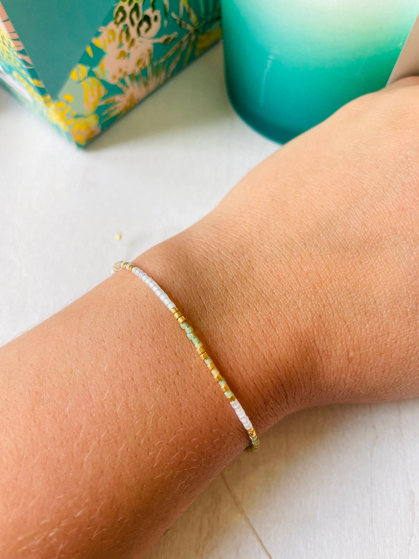 Verstellbares Miyuki-Perlenarmband aus Nylon mit Rocaille-Perlen