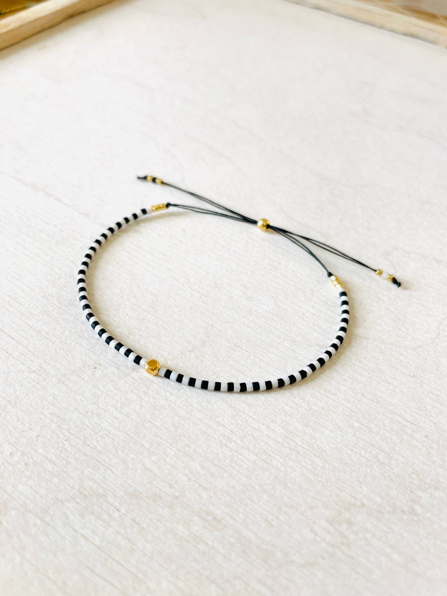 Verstellbares Miyuki-Perlenarmband aus Nylon mit Rocaille-Perlen