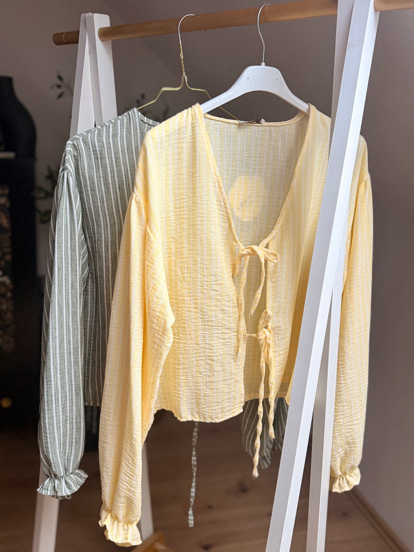 Leichte Bluse mit Bindebändern – Made in Italy | Gelb & Salbeigrün