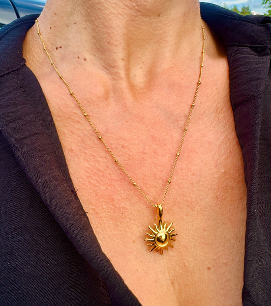 Sunshine Glow – Kette mit Sonnenanhänger (vergoldet)
