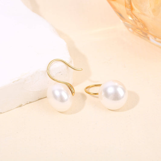 Vergoldete hängende Ohrringe mit glatten weißen Perlen