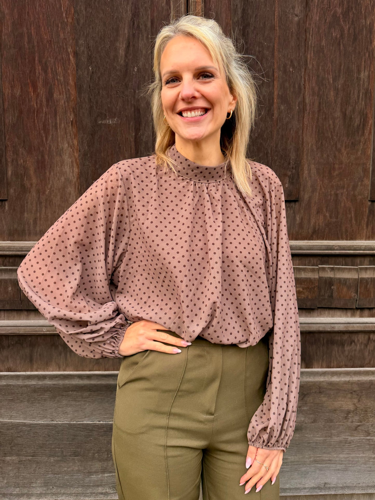 Elegante Polka-Dot Bluse mit Stehkragen – Luftig, feminin & figurumspielen
