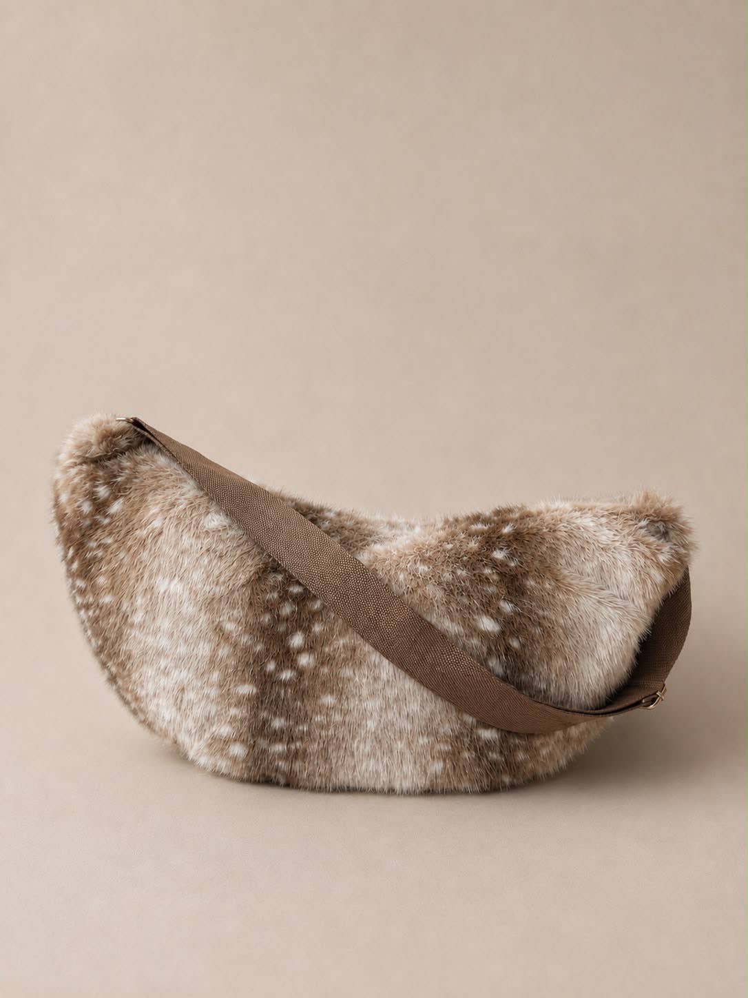 Flauschige Halbmondtasche | WAUW Fashion