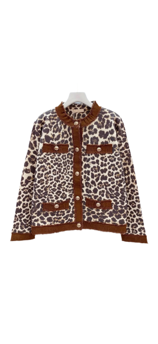 Leopard Cardigan „Wild Elegance“ – Knopf-Design mit Kontrastdetails