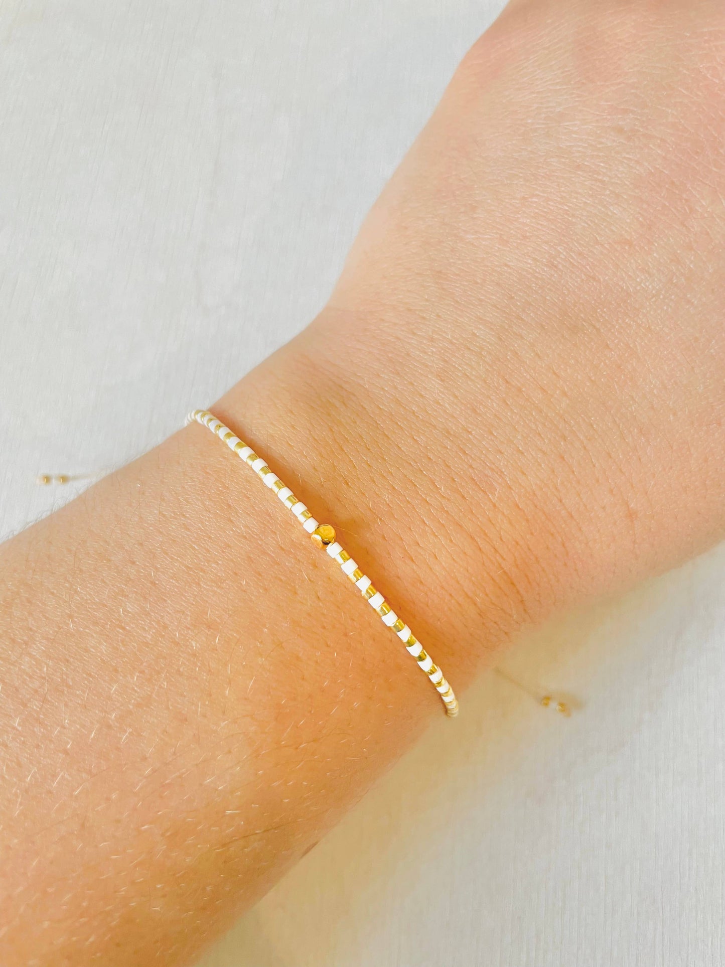 Verstellbares Miyuki-Perlenarmband aus Nylon mit Rocaille-Perlen