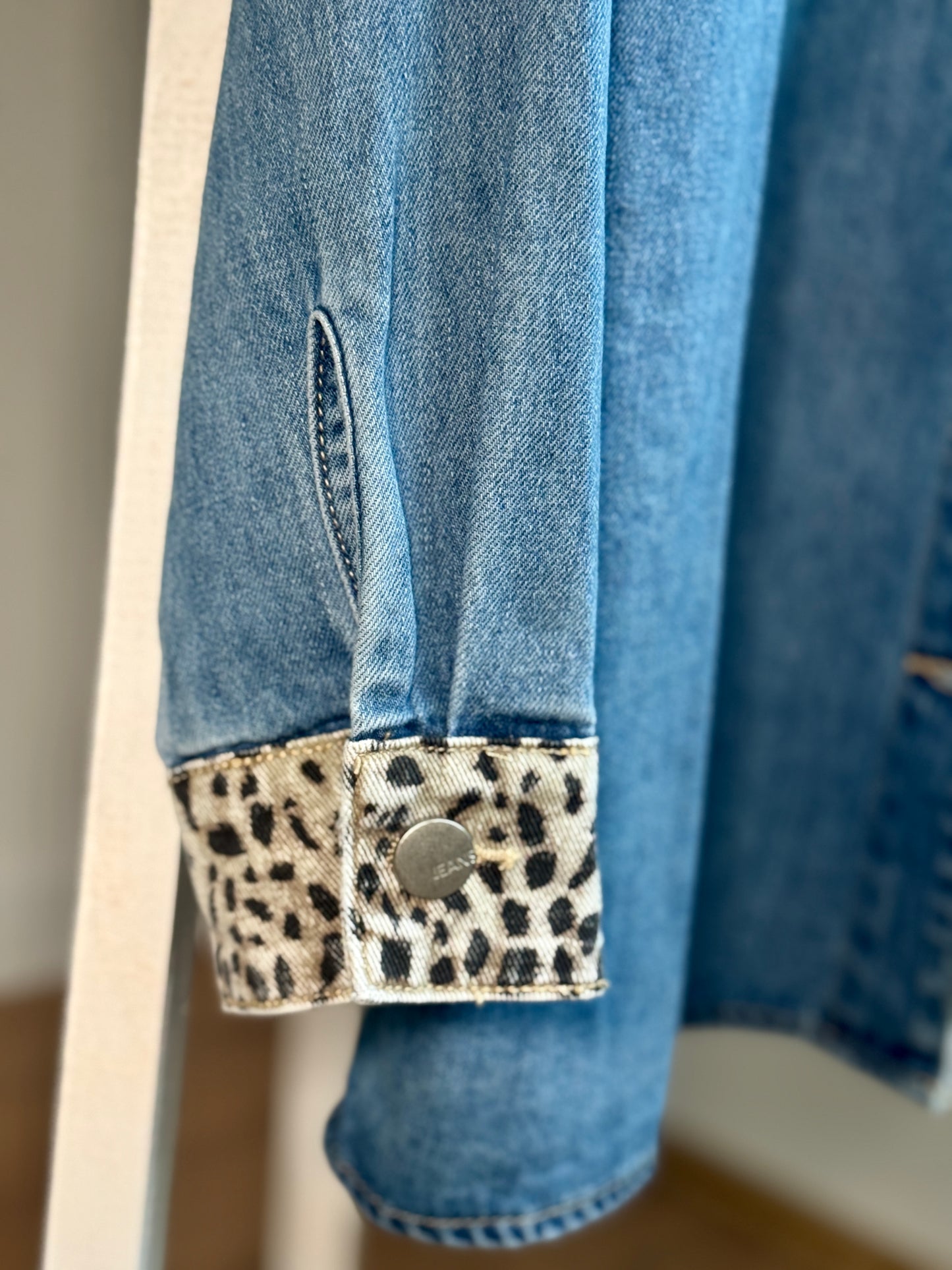 Jeansjacke im Patchwork-Style – Denim & Leo-Print Overshirt